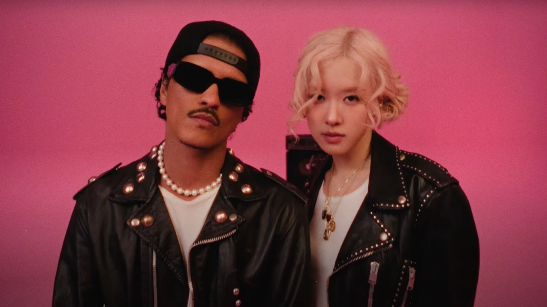 ROSÉ y Bruno Mars en el videoclip de 'APT.' ROSÉ y Bruno Mars en el videoclip de 'APT.'