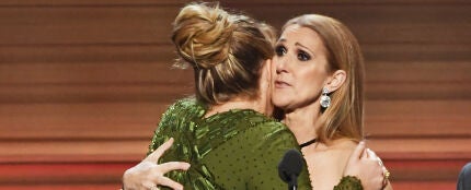 Adele abraza a Celine Dion al recoger un Grammy en 2017