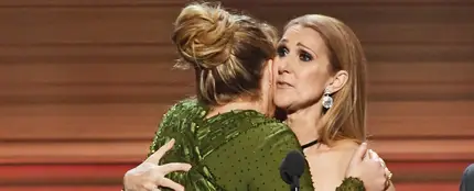 Adele abraza a Celine Dion al recoger un Grammy en 2017 Adele abraza a Celine Dion al recoger un Grammy en 2017