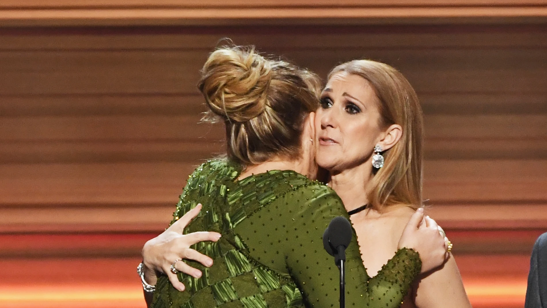 Adele abraza a Celine Dion al recoger un Grammy en 2017 Adele abraza a Celine Dion al recoger un Grammy en 2017