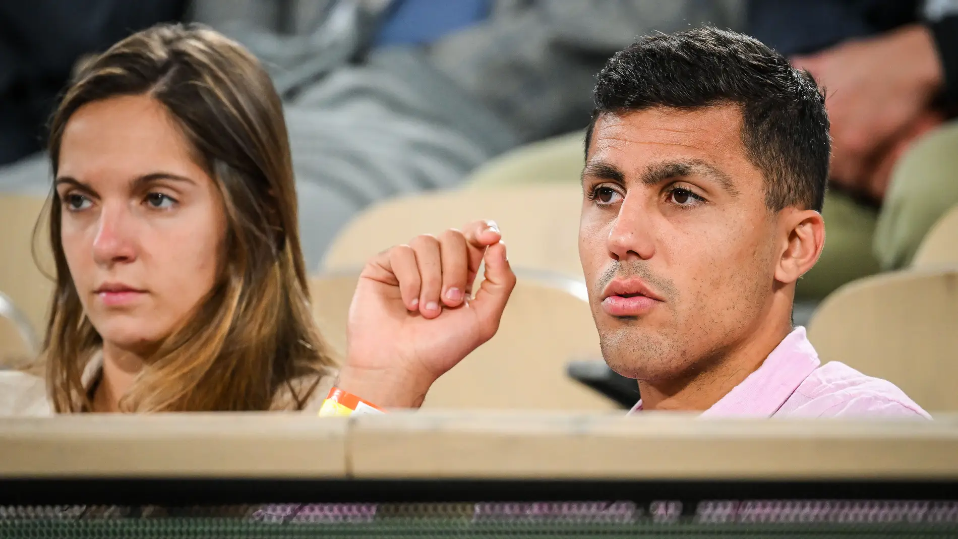 Rodri Hernández y su novia Laura en el Roland Garrós de París 2024 Rodri Hernández y su novia Laura en el Roland Garrós de París 2024