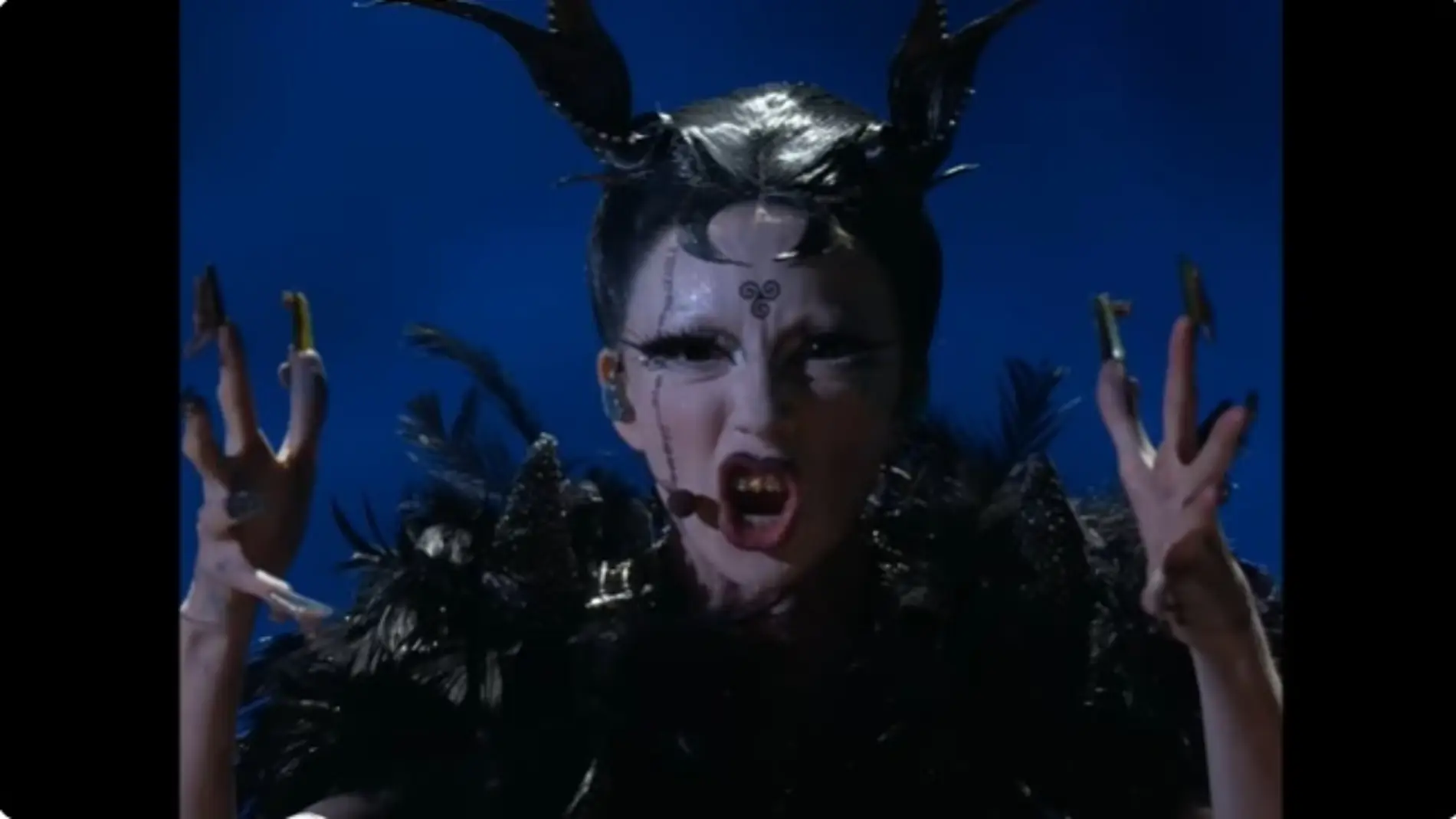 Bambie Thug durante su actuación en Eurovisión 2024 Bambie Thug durante su actuación en Eurovisión 2024