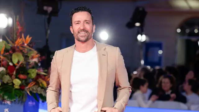 El actor Pablo Puyol: su sexualidad, su matrimonio y su carrera en Biología