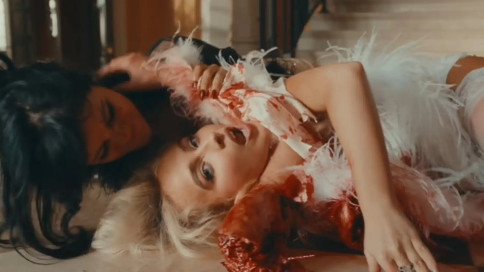 Sabrina Carpenter y Jenna Ortega en 'Taste' Sabrina Carpenter y Jenna Ortega en 'Taste'