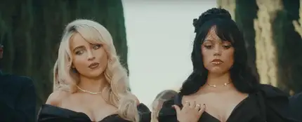 Sabrina Carpenter y Jenna Ortega en el videoclip de Taste Sabrina Carpenter y Jenna Ortega en el videoclip de Taste