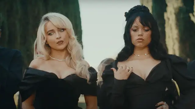Sabrina Carpenter y Jenna Ortega en el videoclip de Taste