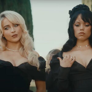 Sabrina Carpenter y Jenna Ortega en el videoclip de Taste