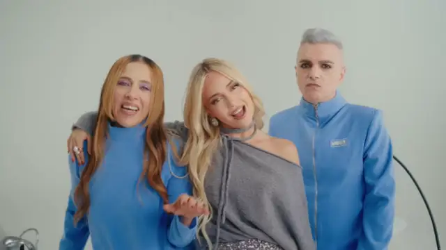Ana Mena desprende color y fantasía en 'Como Amigos', su último lanzamiento con Miranda!