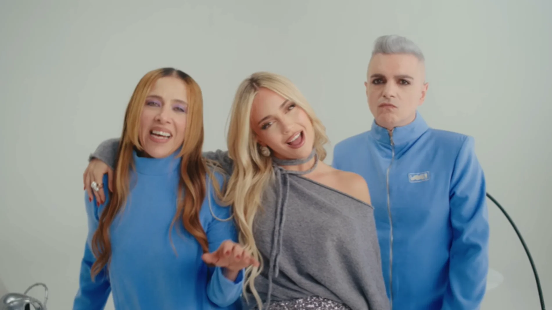 Ana Mena desprende color y fantasía en 'Como Amigos', su último lanzamiento con Miranda! Ana Mena desprende color y fantasía en 'Como Amigos', su último lanzamiento con Miranda!