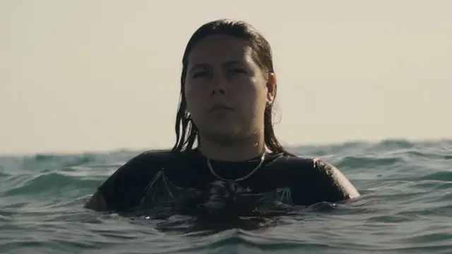 Gigi Perez en el videoclip de 'Sailor Song'