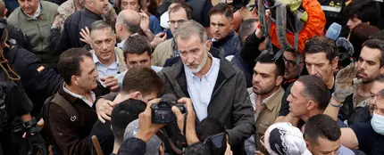 El rey Felipe habla con vecinos en Valencia El rey Felipe habla con vecinos en Valencia