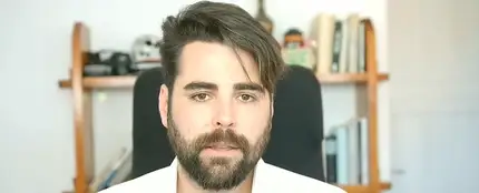 Quién es Rubén Gisbert, el polémico reportero que se manchó aposta las rodillas en la DANA de Valencia Quién es Rubén Gisbert, el polémico reportero que se manchó aposta las rodillas en la DANA de Valencia