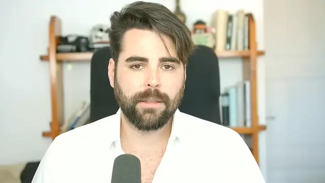 Quién es Rubén Gisbert, el polémico reportero que se manchó aposta las rodillas en la DANA de Valencia
