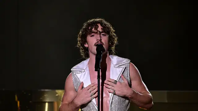 Benson Boone canta 'Slow It Down' y 'Beautiful Things' en una impecable actuación en los MTV EMAs 2024 | Europa FM