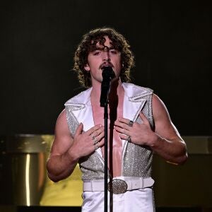 Benson Boone canta 'Slow It Down' y 'Beautiful Things' en una impecable su actuación en los MTV EMas 2024
