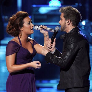 Pablo Albor&aacute;n y Demi Lovato en los Latin Grammy