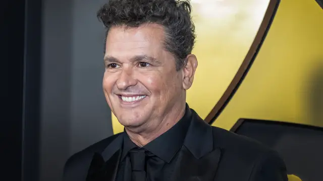Carlos Vives asiste a la alfombra roja del evento Persona del Año del Latin Grammy en Miami Beach, Florida