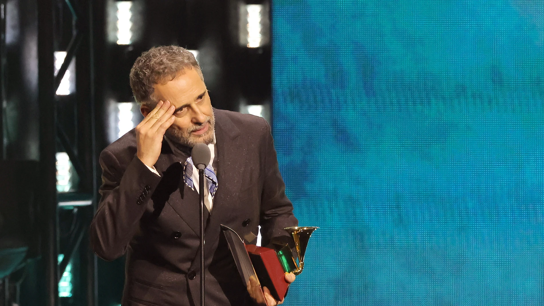 Jorge Drexler se emociona al dedicar a su padre, fallecido hace once días, el premio Latin Grammy Jorge Drexler se emociona al dedicar a su padre, fallecido hace once días, el premio Latin Grammy