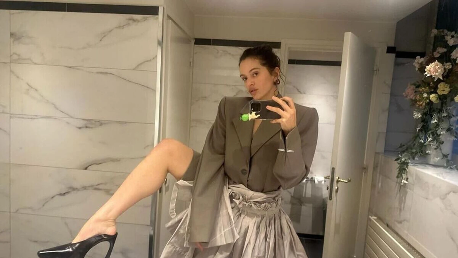 Rosalía con su Sonny Angel en el móvil Rosalía con su Sonny Angel en el móvil