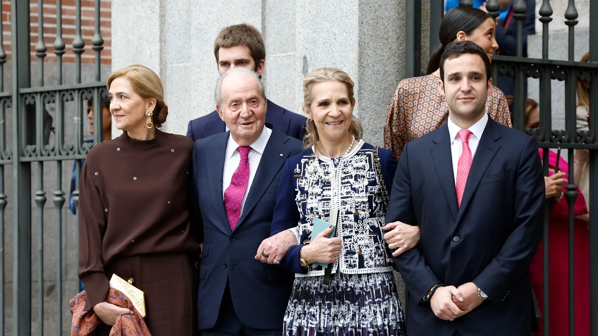La infanta Cristina, don Juan Carlos, la infanta Elena y Felipe Juan Froilán en el enlace de Almeida y Urquijo La infanta Cristina, don Juan Carlos, la infanta Elena y Felipe Juan Froilán en el enlace de Almeida y Urquijo