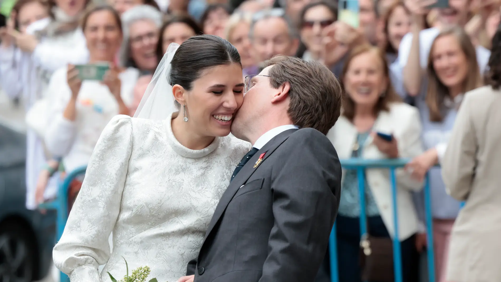 José Luis Martínez-Almeida y Teresa Urquijo tras dar el 'sí, quiero' José Luis Martínez-Almeida y Teresa Urquijo tras dar el 'sí, quiero'