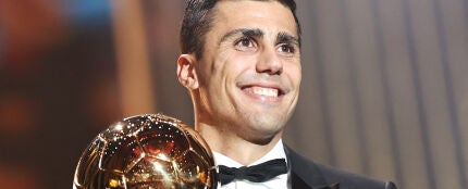 Rodri Hern&aacute;ndez con su Bal&oacute;n de Oro 2024