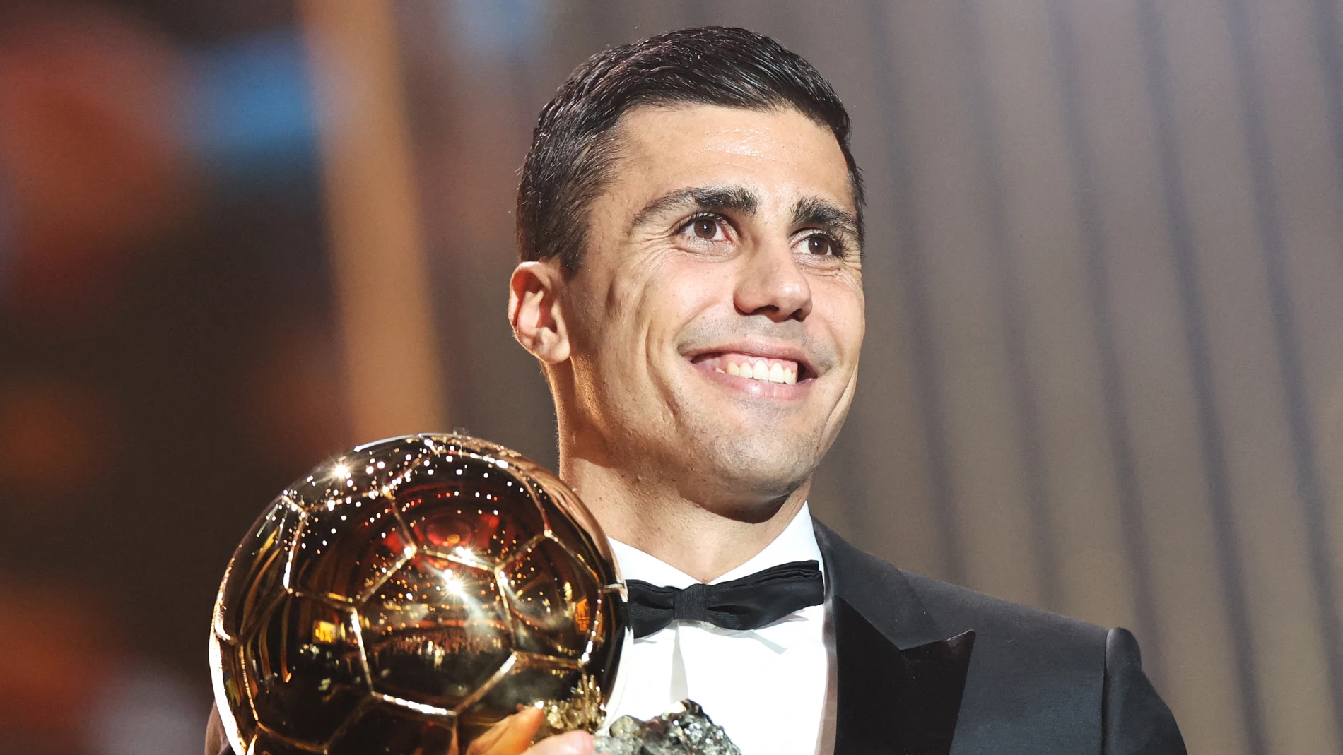 Rodri Hernández con su Balón de Oro 2024 Rodri Hernández con su Balón de Oro 2024