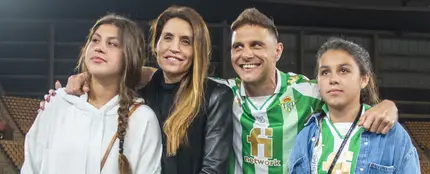 Joaquín Sánchez con su mujer, Susana Saborido, y sus hijas Salma y Daniela Joaquín Sánchez con su mujer, Susana Saborido, y sus hijas Salma y Daniela