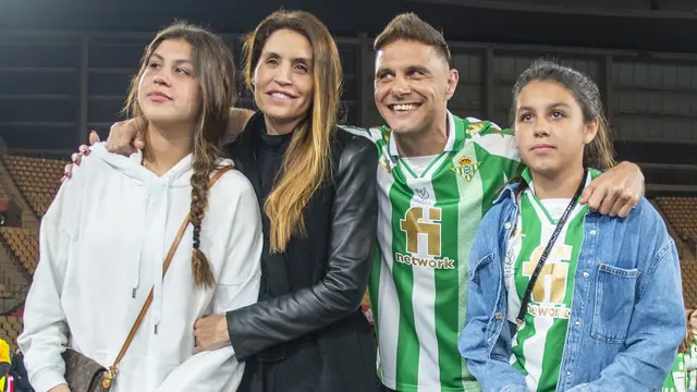 Joaquín Sánchez con su mujer, Susana Saborido, y sus hijas Salma y Daniela