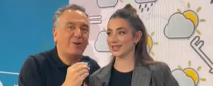 Roberto Brasero le enseña a Lola Lolita a dar el tiempo Roberto Brasero le enseña a Lola Lolita a dar el tiempo