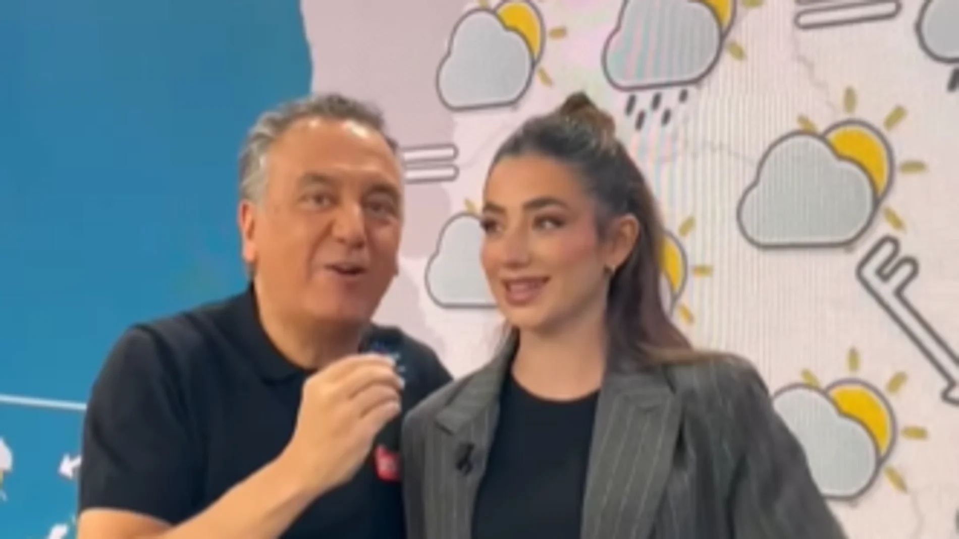 Roberto Brasero le enseña a Lola Lolita a dar el tiempo Roberto Brasero le enseña a Lola Lolita a dar el tiempo