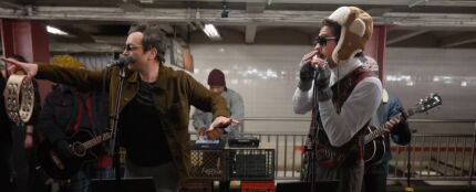 Bad Bunny y Jimmy Fallen, durante su concierto sorpresa en el metro de Nueva York el 13 de enero de 2025.