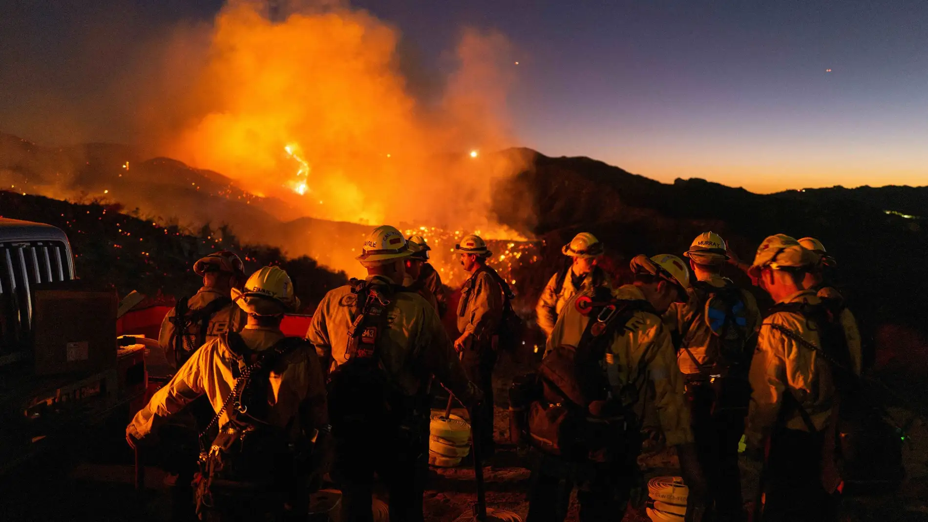 Un grupo de bomberos se prepara para intervenir en uno de los incendios de Los Ángeles, en enero de 2025 Un grupo de bomberos se prepara para intervenir en uno de los incendios de Los Ángeles, en enero de 2025