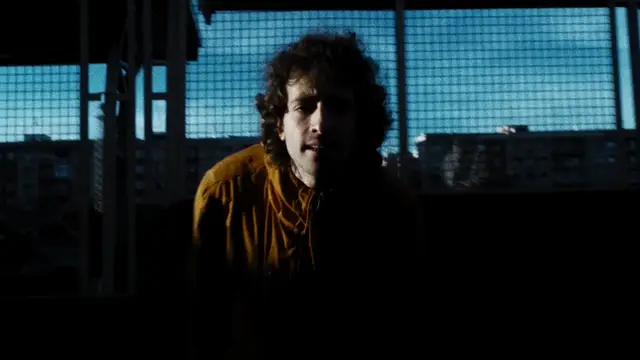 Fotograma del videoclip de 'La vida cañón', de Alcalá Norte