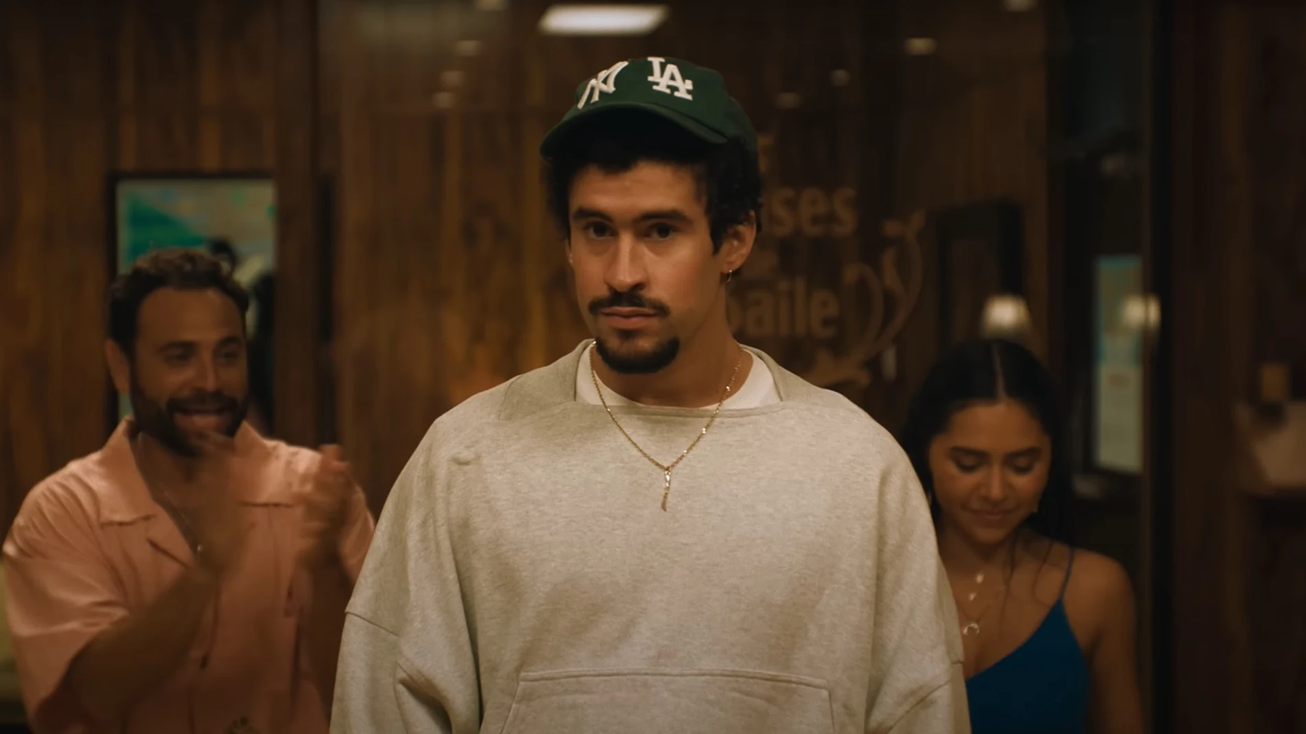 Bad Bunny en el videoclip de 'BAILE INoLVIDABLE' Bad Bunny en el videoclip de 'BAILE INoLVIDABLE'
