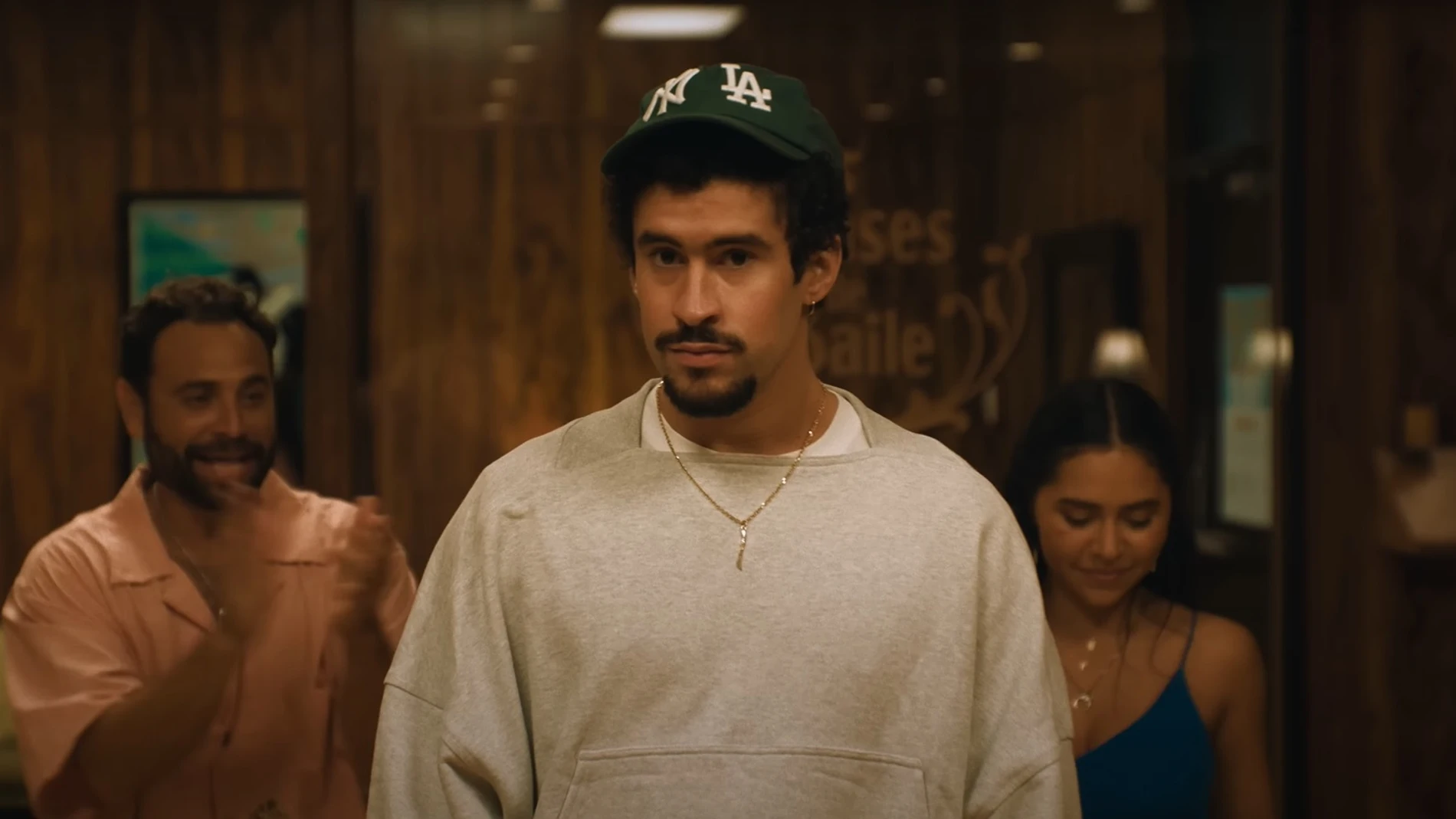 Bad Bunny en el videoclip de 'BAILE INoLVIDABLE' Bad Bunny en el videoclip de 'BAILE INoLVIDABLE'