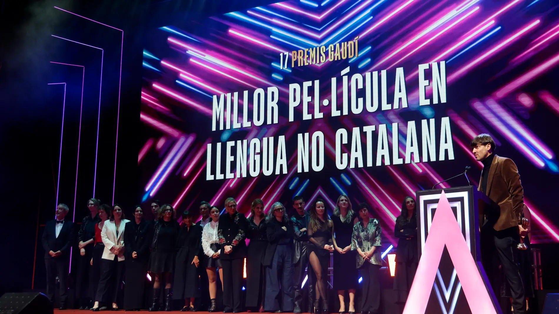 Carlos Marqués-Marcet recoge el premio a mejor película en lengua no catalana por 'Polvo serán' en los Premios Gaudí 2025 Carlos Marqués-Marcet recoge el premio a mejor película en lengua no catalana por 'Polvo serán' en los Premios Gaudí 2025