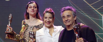 Laura Weismahr, Emma Vilarasau y Eduard Fernández en los Premios Gaudí 2025