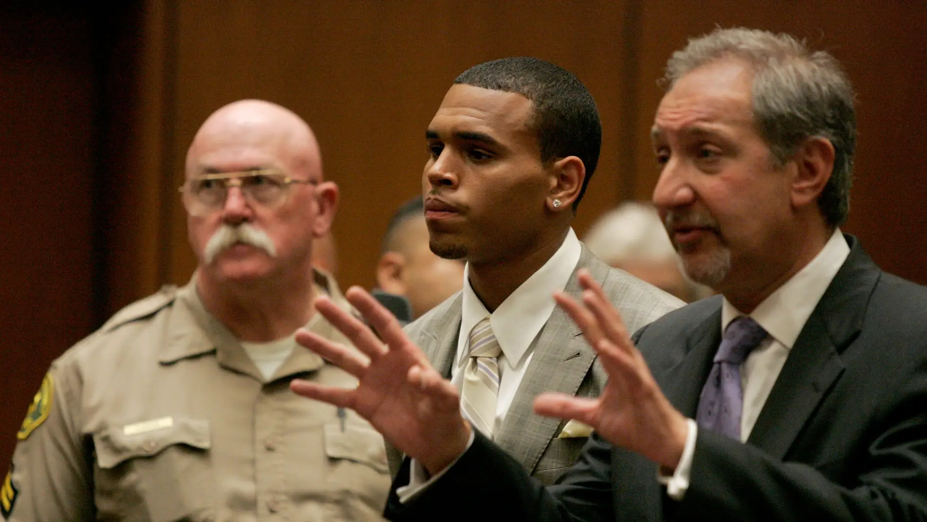Chris Brown durante el juicio por agresión a Rihanna Chris Brown durante el juicio por agresión a Rihanna