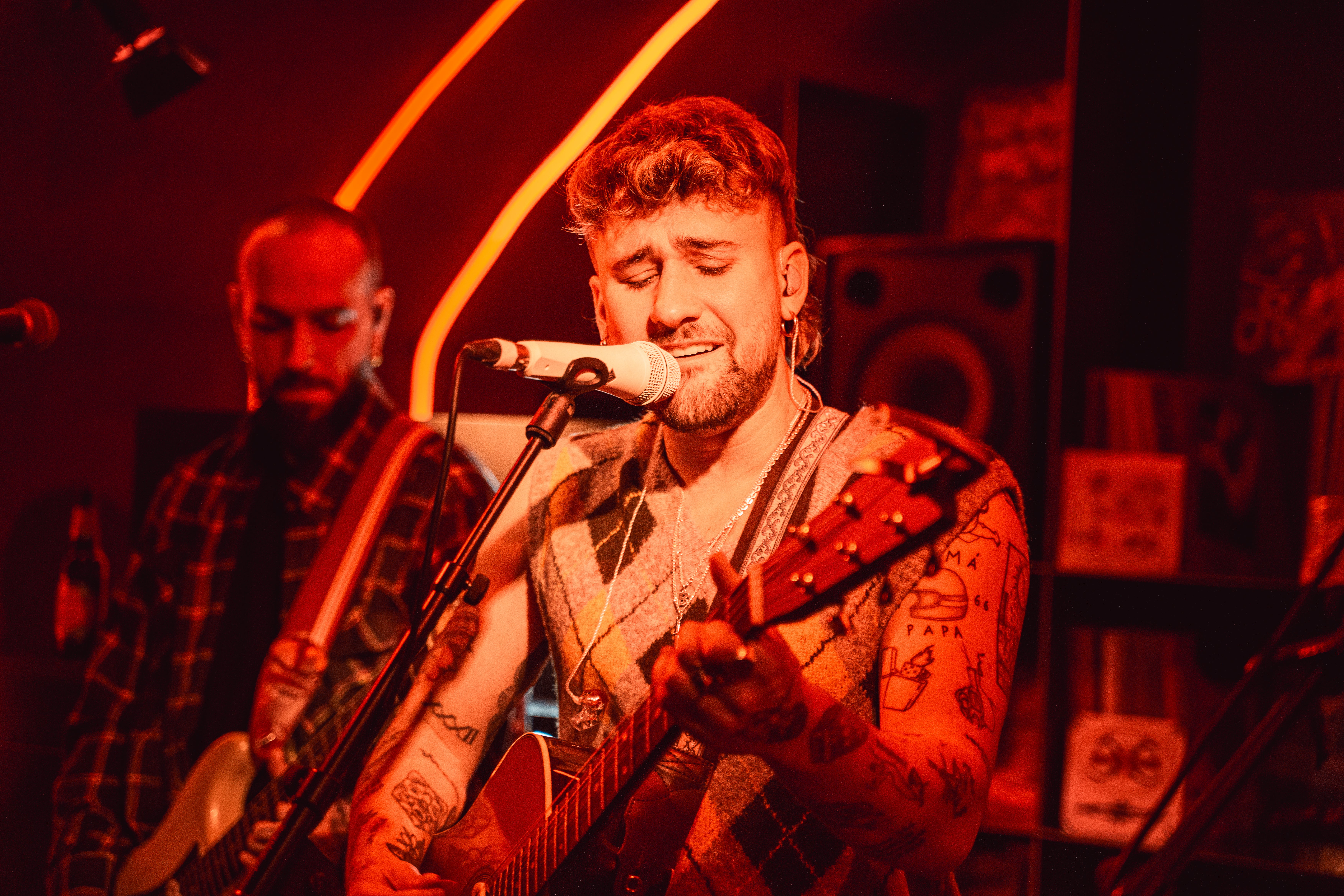 Dani Fernández en el Local de Ensayo Europa FM Dani Fernández en el Local de Ensayo Europa FM