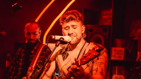 Dani Fernández en el Local de Ensayo Europa FM Dani Fernández en el Local de Ensayo Europa FM