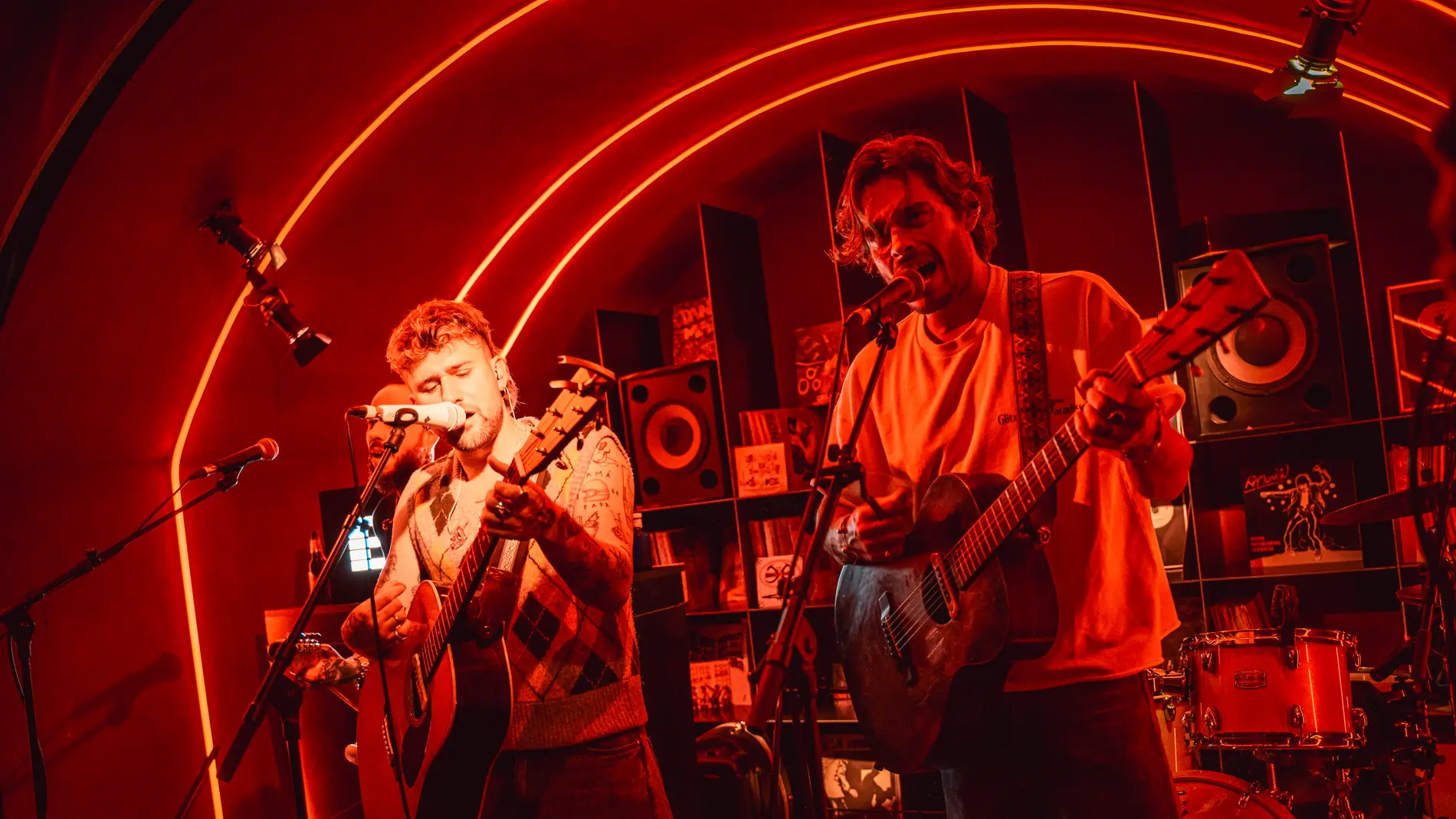 Dani Fernández y el guitarrista Lucas en Local de Ensayo de Europa FM Dani Fernández y el guitarrista Lucas en Local de Ensayo de Europa FM