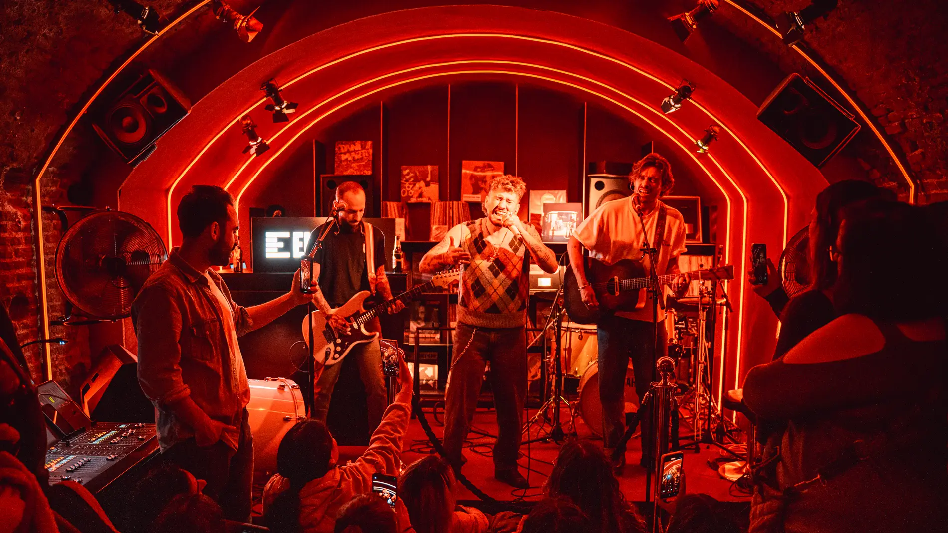 Dani Fernández y su público en Local de Ensayo en Europa FM Dani Fernández y su público en Local de Ensayo en Europa FM