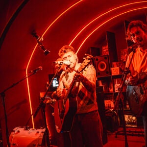 Dani Fernández canta por primera vez en acústico 'Supersubmarina' Dani Fernández canta por primera vez en acústico 'Supersubmarina'