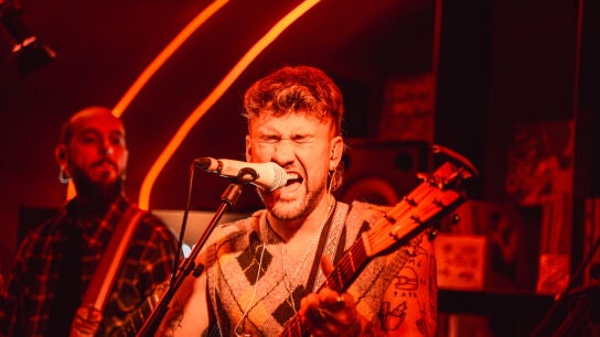 Dani Fern&aacute;ndez canta en Local de Ensayo Europa FM