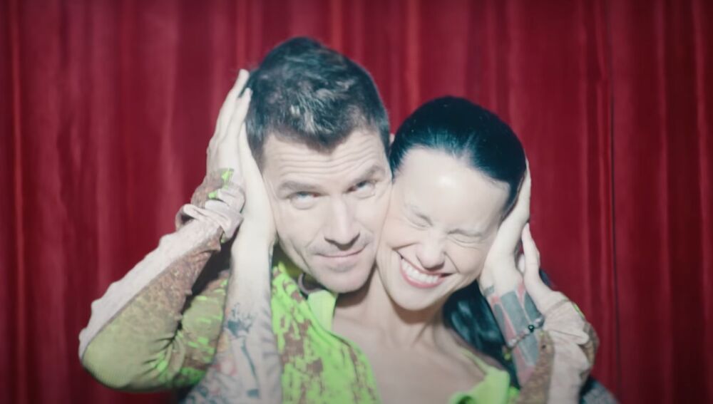 Dani Mart&iacute;n y Milena Smit en el videoclip de 'Carpe Diem'