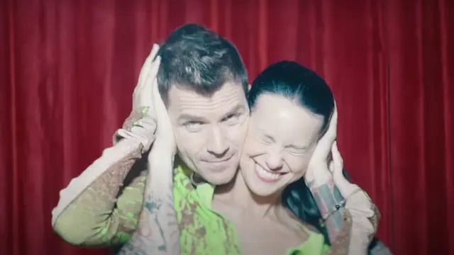 Dani Martín y Milena Smit en el videoclip de 'Carpe Diem'