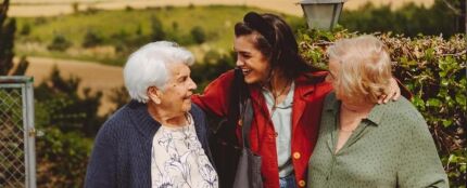 Amaia con su abuela Teresa (derecha) y Javiera (izquierda)