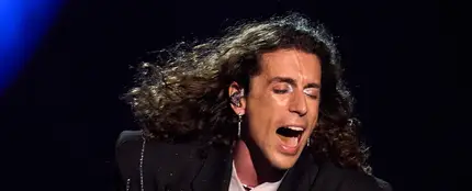 Lucas Bun canta 'Te escribo en el cielo' en la final del Benidorm Fest 2025 Lucas Bun canta 'Te escribo en el cielo' en la final del Benidorm Fest 2025