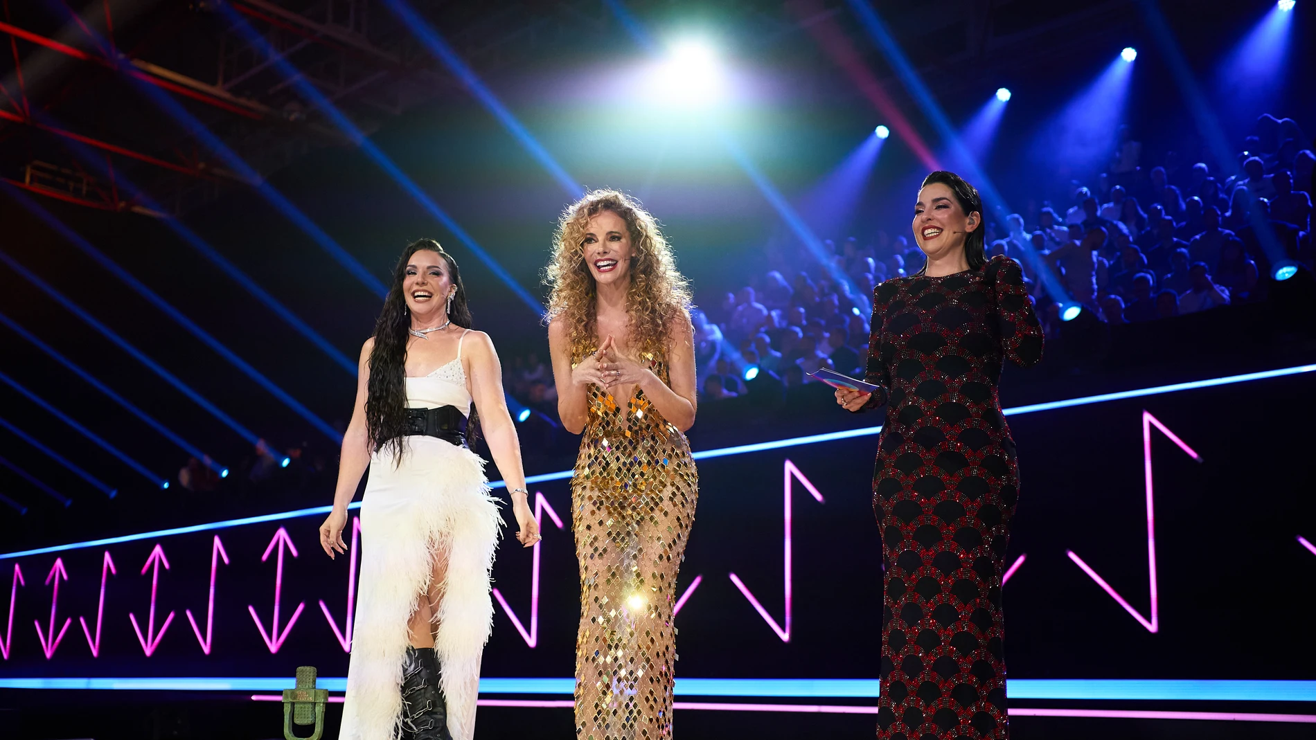 Inés Hernand con Paula Vázquez y Ruth Lorenzo, en la final del Benidorm Fest 2025 Inés Hernand con Paula Vázquez y Ruth Lorenzo, en la final del Benidorm Fest 2025
